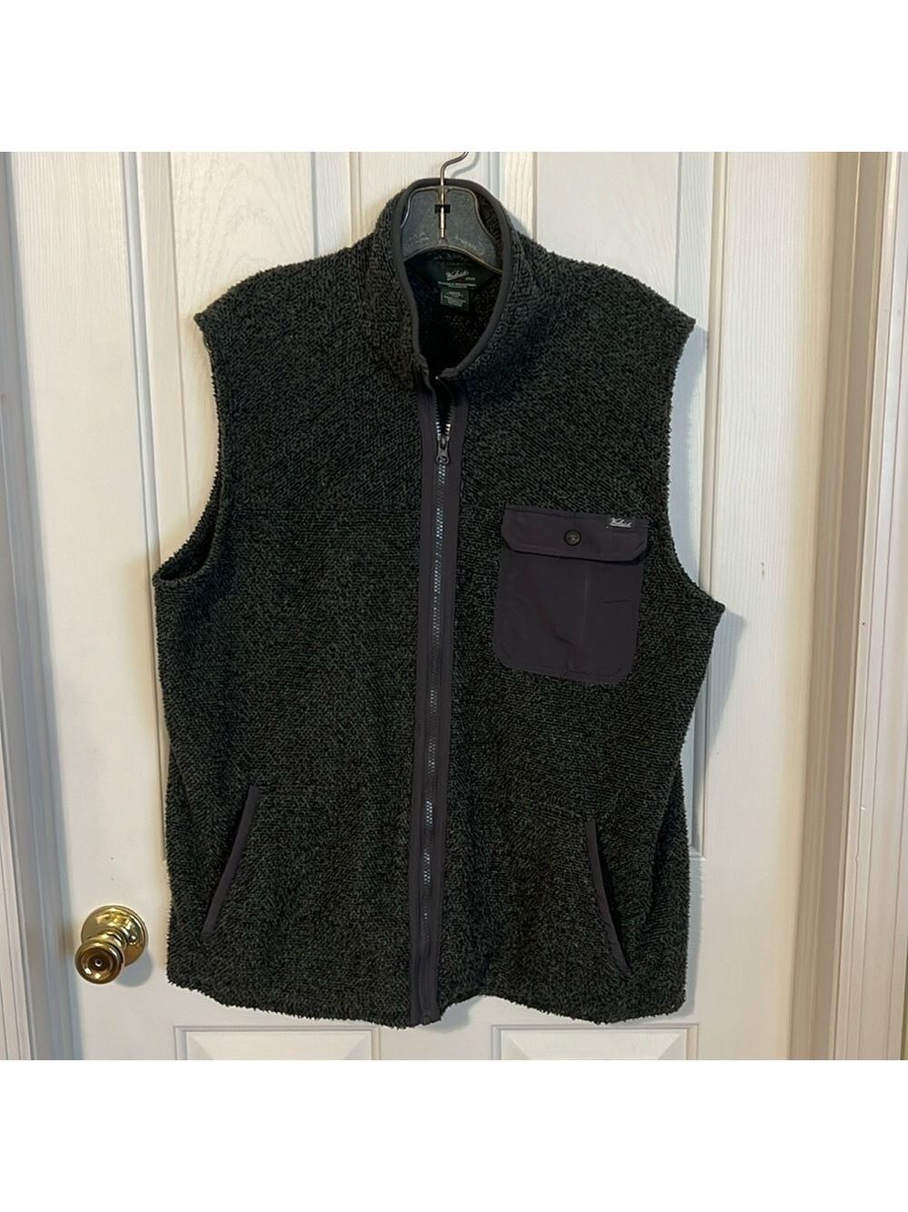 Woolrich zip front vest. Size men’s L. Polyester fleece. 3 pockets.
